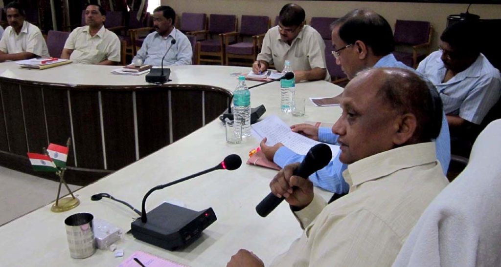 चुनाव संबंधी समीक्षा करते जिला निर्वाचन अधिकारी शंभूनाथ।