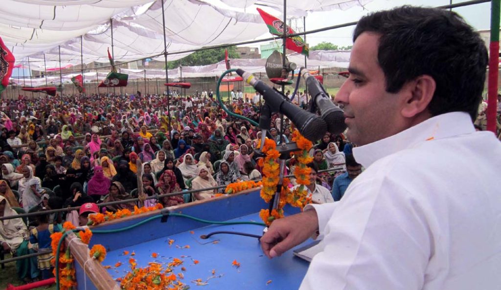 सहसवान स्थित पन्ना लाल इंटर कालेज में समाजवादी पेंशन योजना के लाभार्थियों को संबोधित करते सांसद धर्मेन्द्र यादव।