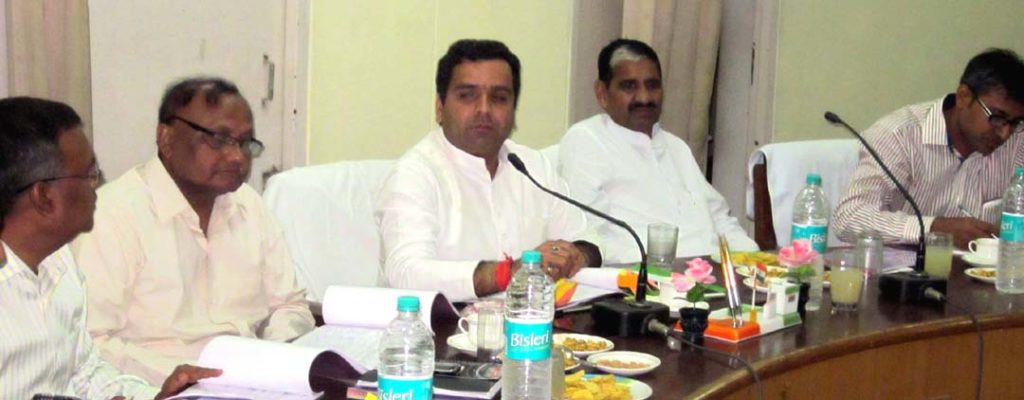 विकास भवन स्थित सभाकक्ष में एमएलसी बनवारी सिंह यादव के साथ विकास कार्यों की समीक्षा करते सांसद धर्मेन्द्र यादव।