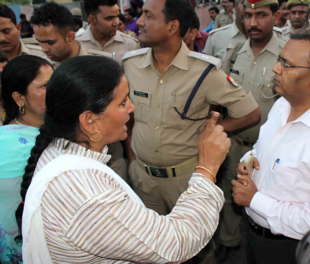 सीडीओ से तीखी प्रतिक्रिया व्यक्त करतीं भाजपा प्रत्याशी दीपमाला गोयल। 