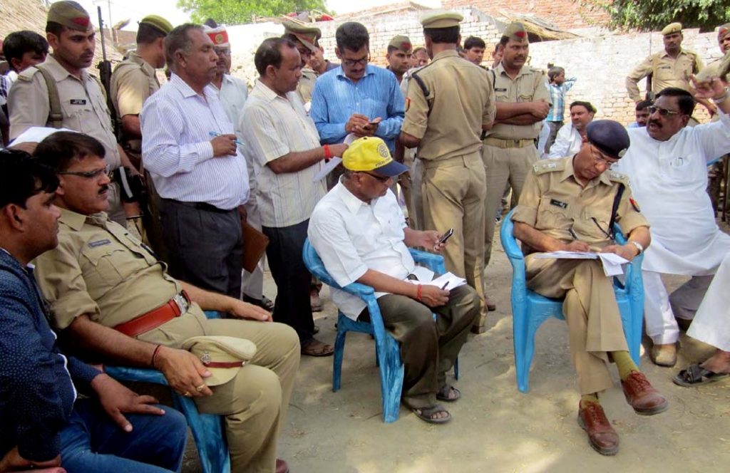 मृतक आश्रितों के बीच मौजूद डीएम शंभूनाथ, एसएसपी सौमित्र यादव व एसपी (ग्रामीण) बालेंदु भूषण सिंह।