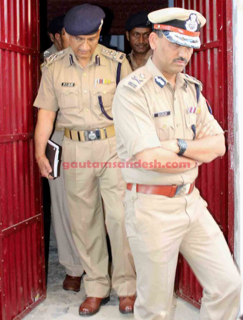 घटना स्थल का मुआयना कर घर से बाहर निकलते डीआईजी आरकेएस राठोर व आईजी विजय सिंह मीना।