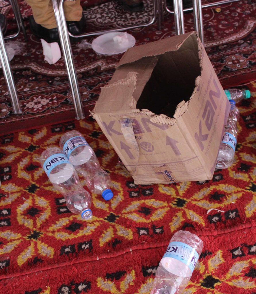 जमीन पर पड़ी पानी की बोतलें। 