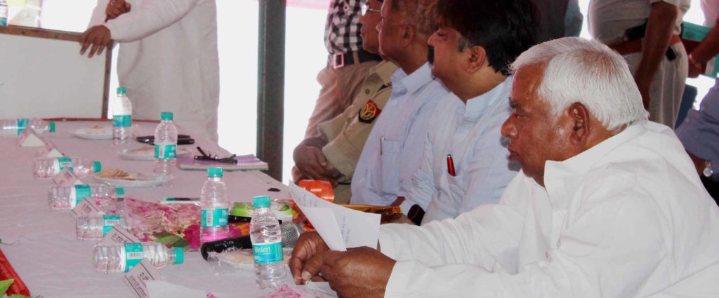 अधिकाँश नेताओं ने खोल कर भी नहीं देखीं मंच पर रखी बोतलें। 