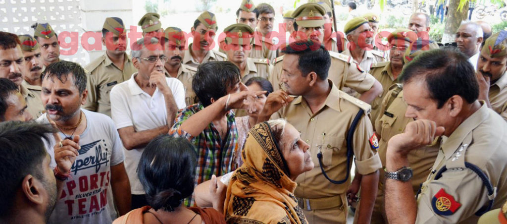 पुलिस ऑफिस पर आत्म हत्या का प्रयास करने वाले पीड़ितों को पकड़े पुलिस।  