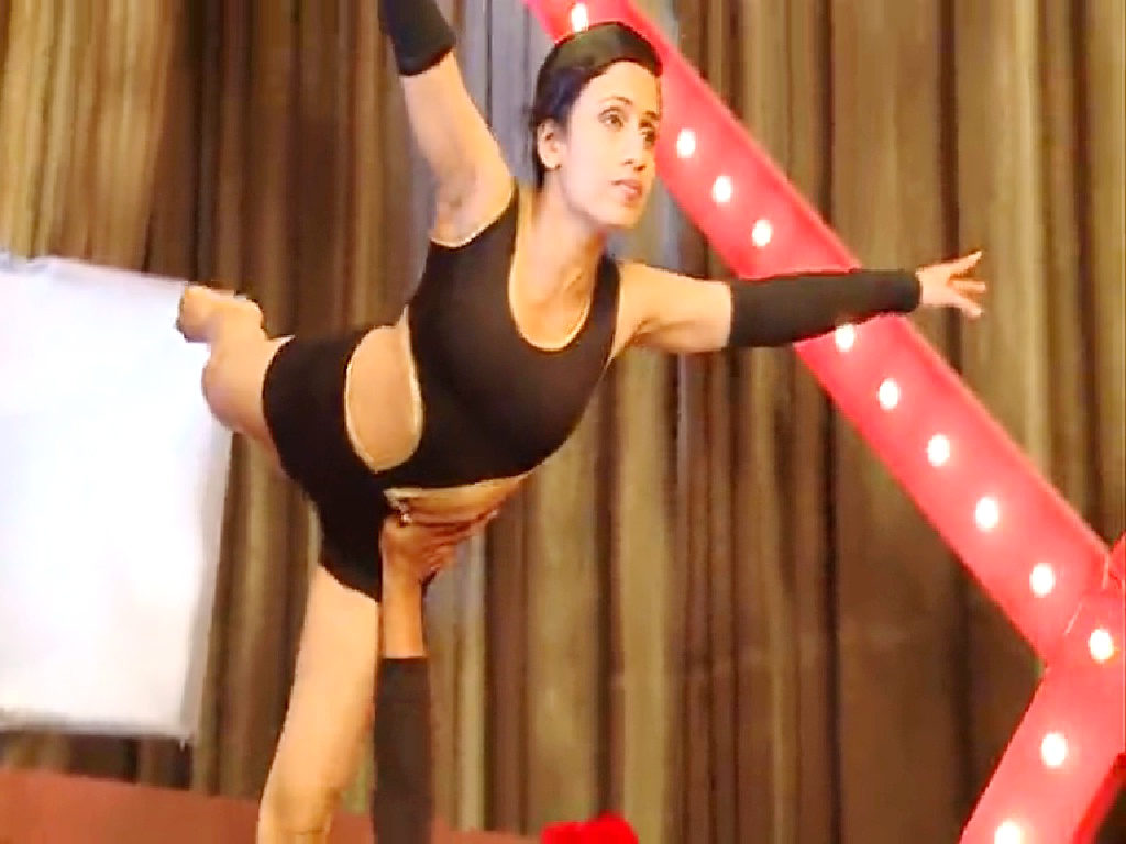 मंच पर शानदार प्रस्तुति देते हुए शिखा गुसाईं। 