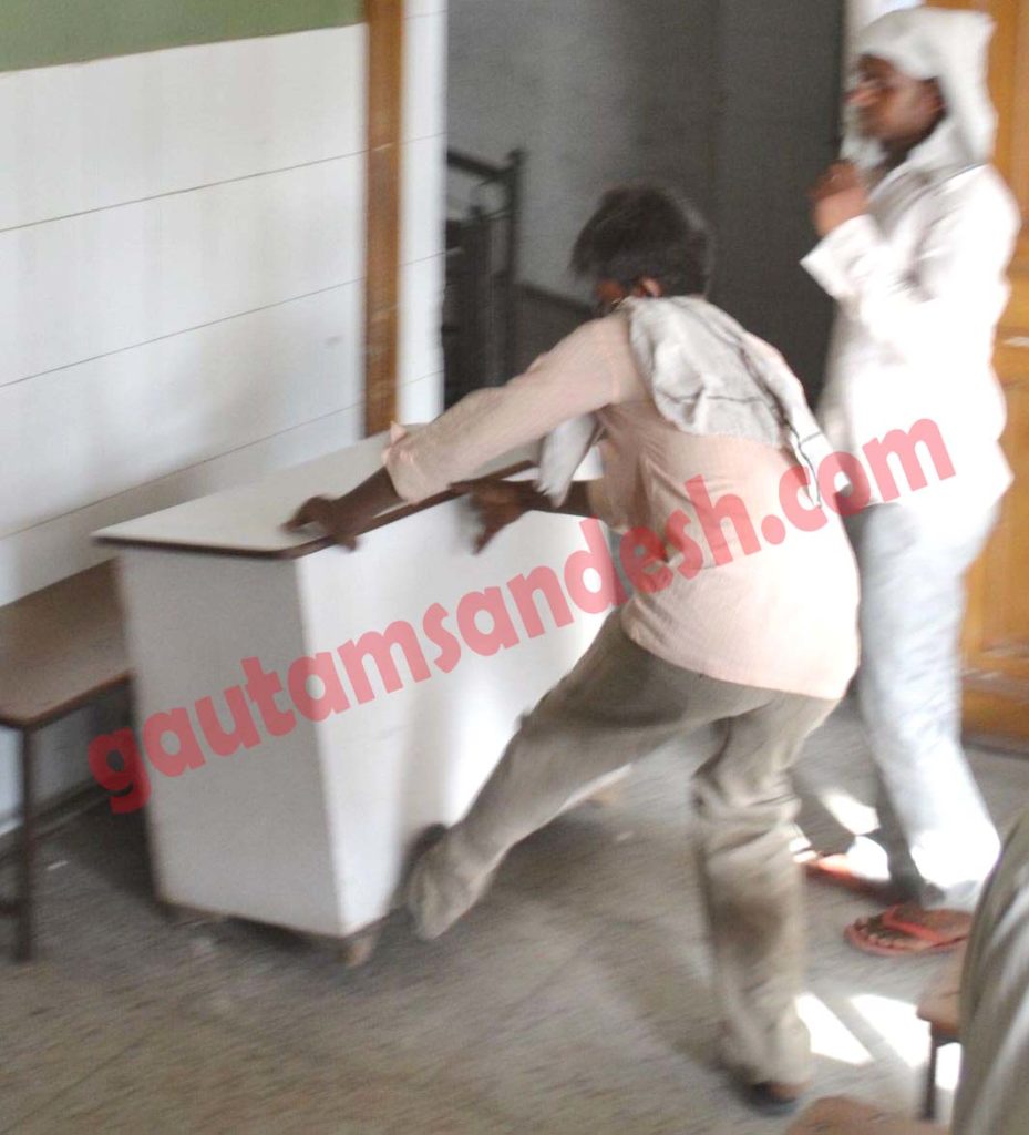 हॉस्पीटल में तोड़फोड़ करते आक्रोशित लोग।