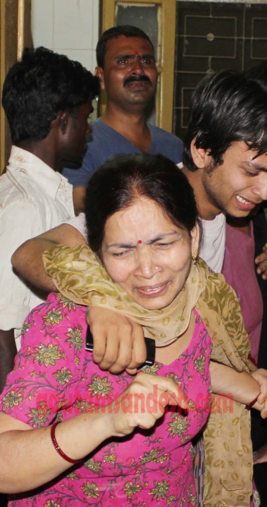 जिला अस्पताल में रोते-विलखते मृतक के परिजन। 