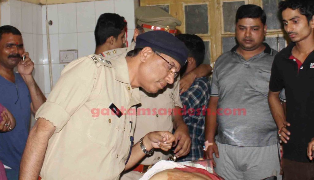 जिला अस्पताल में मृतक के घाव को देखते एसएसपी सौमित्र यादव। 