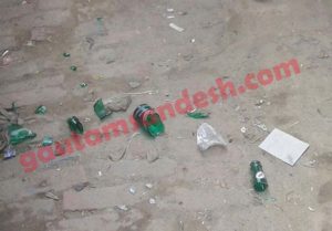 बवालियों द्वारा फेंकी गई बोतलों के टुकड़े। 