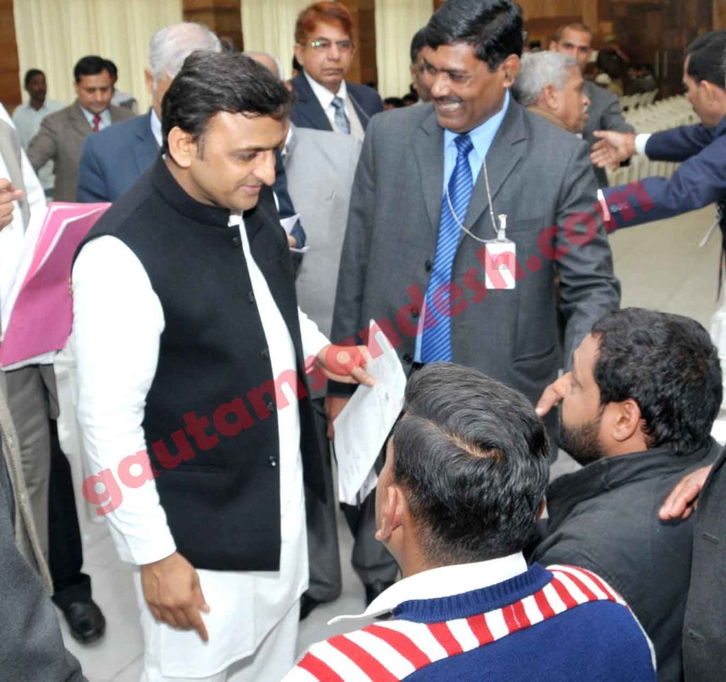 जनता की शिकायतें सुनते अखिलेश यादव का एक पुराना फोटो।