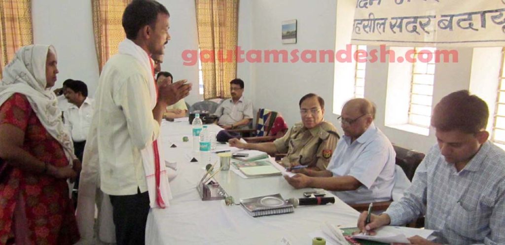 अफसरों के सामने हाथ जोड़े याचक की भूमिका में खड़ा एक आम आदमी। 