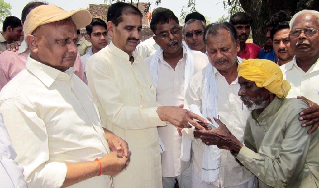 अग्नि पीड़ित को आर्थिक सहायता प्रदान करते राज्यमंत्री बनवारी सिंह यादव।