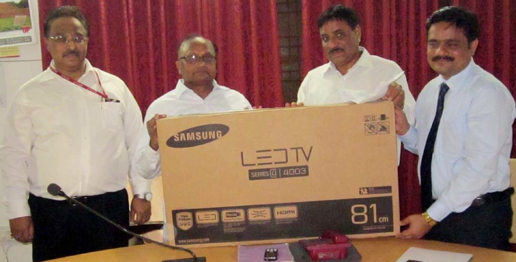 एलईडी भेंट करते जिलाधिकारी शंभूनाथ।