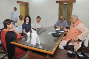 उत्तर प्रदेश के अप्रवासी भारतीय एवं वाह्य सहायतित परियोजना विभाग के सलाहकार मधुकर जेटली मिस हेनाह काकबर्न की अध्यक्षता में विदेश से आये ब्रिटिश डेलीगेशन से बात करते हुए।