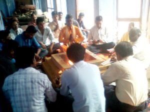 आर्य समाज भवन में हवन करते आर्य समाजी।