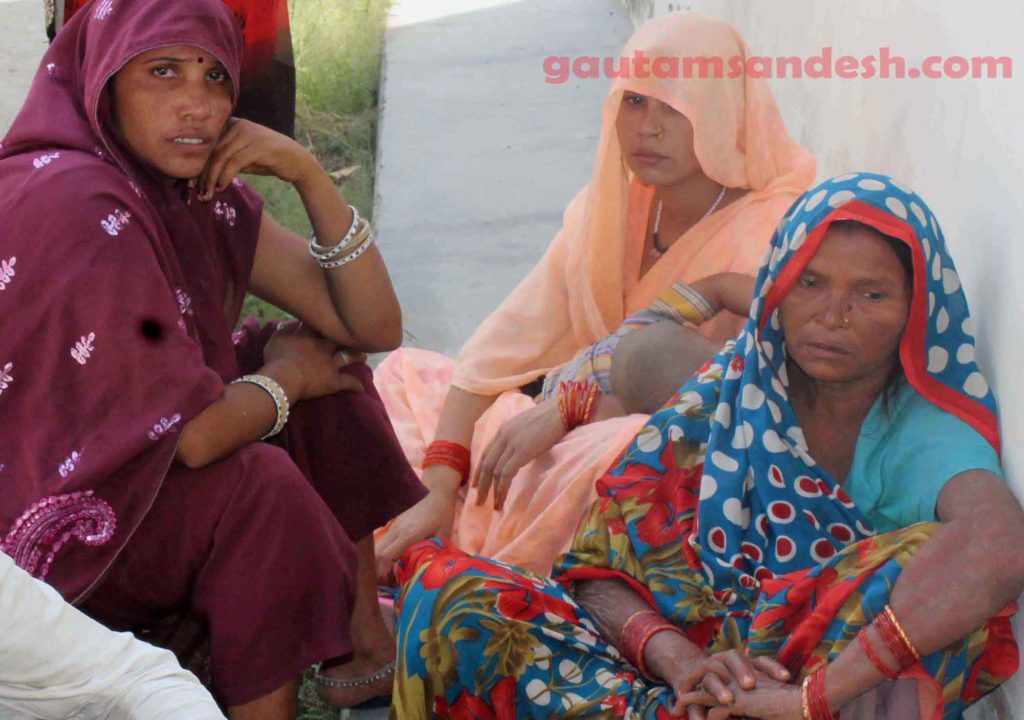 पोस्टमार्टम हाउस पर बैठे मृतका के गमगीन परिजन।