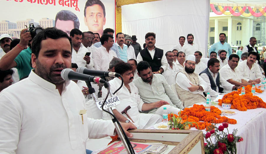 जनता को संबोधित करते सांसद धर्मेन्द्र यादव।