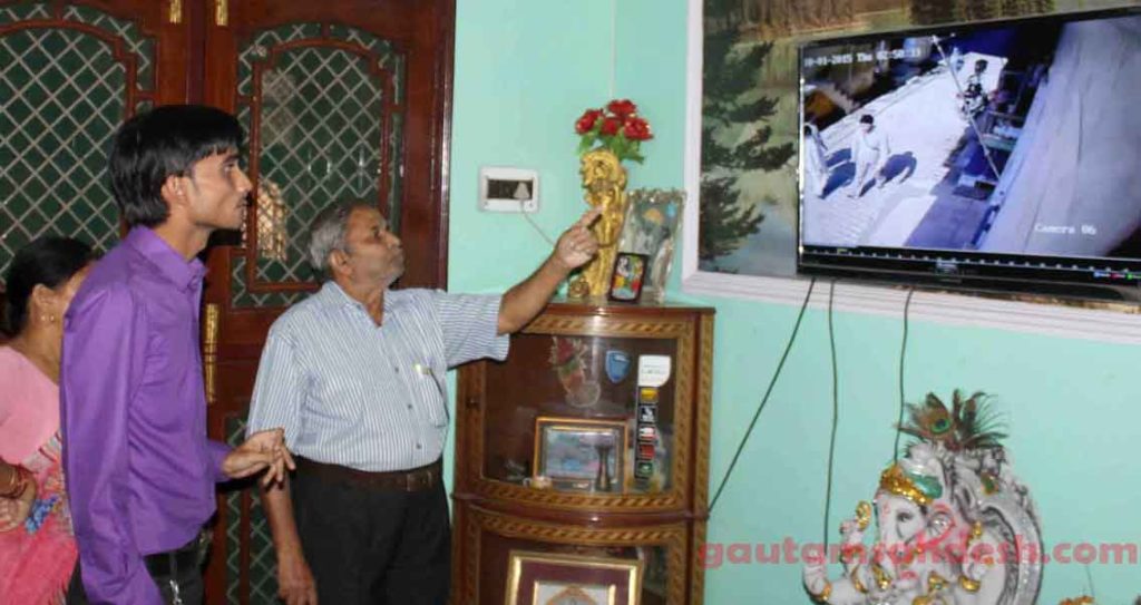 स्क्रीन पर ठगों को दिखाते दुकान स्वामी।