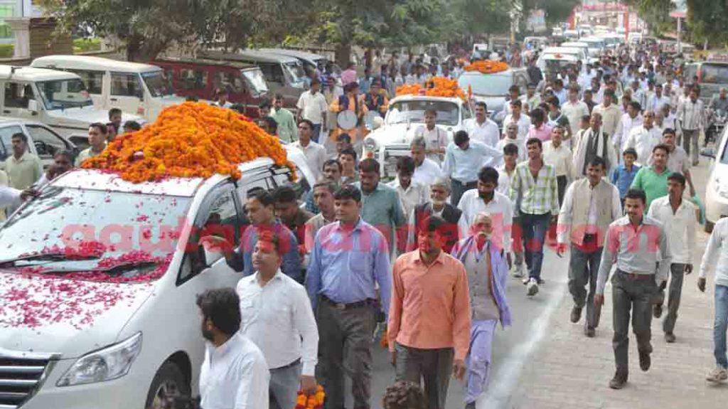 ग्राम्य विकास राज्यमंत्री ओमकार सिंह यादव का काफिला।