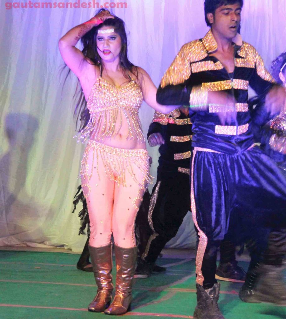 समापन समारोह में अश्लील नृत्य करती लड़की।