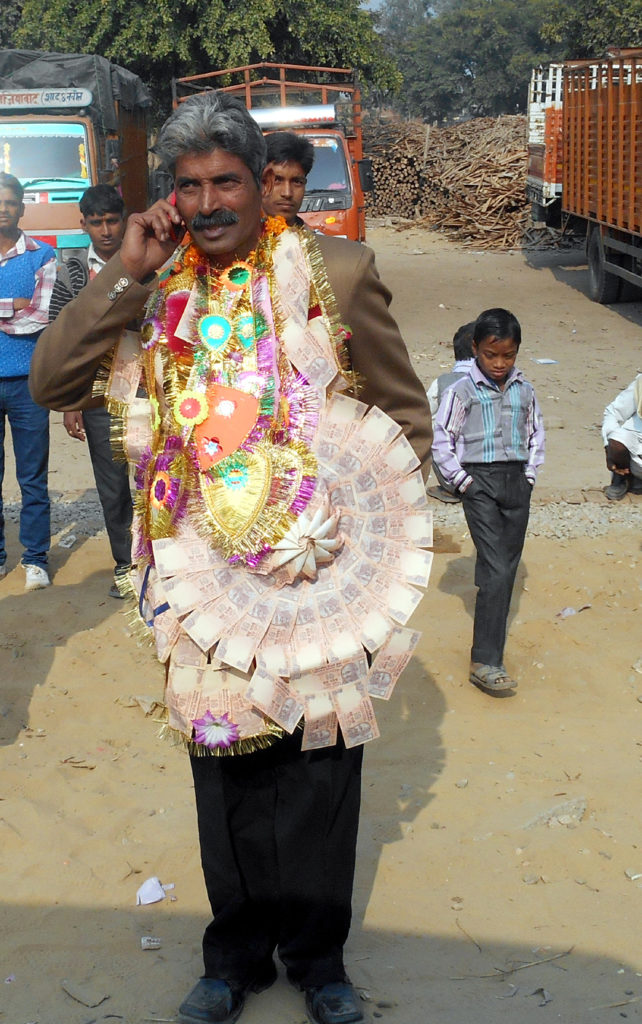 खुश नजर आते एक विजयी प्रत्याशी।