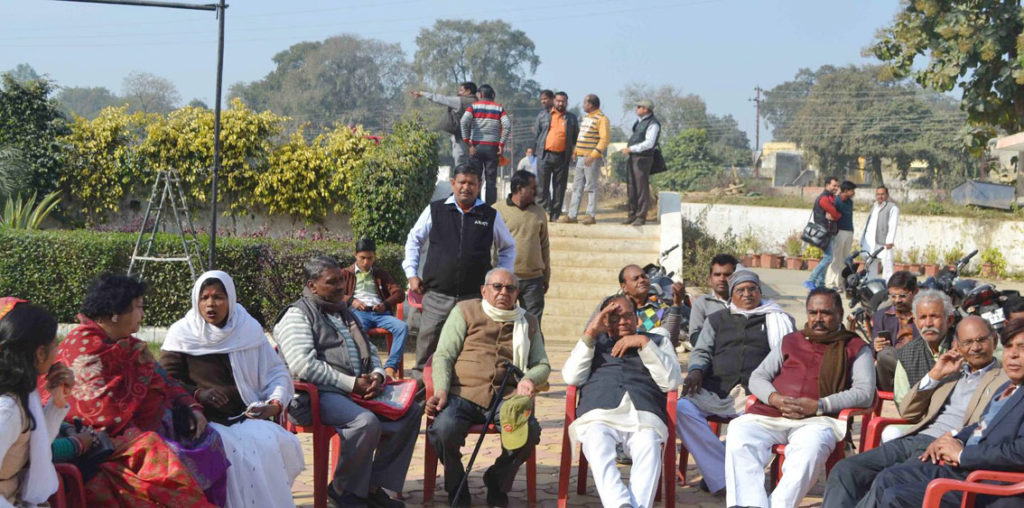 गौरी शंकर मंदिर के प्रांगण में उपस्थित भाजपा नेता।