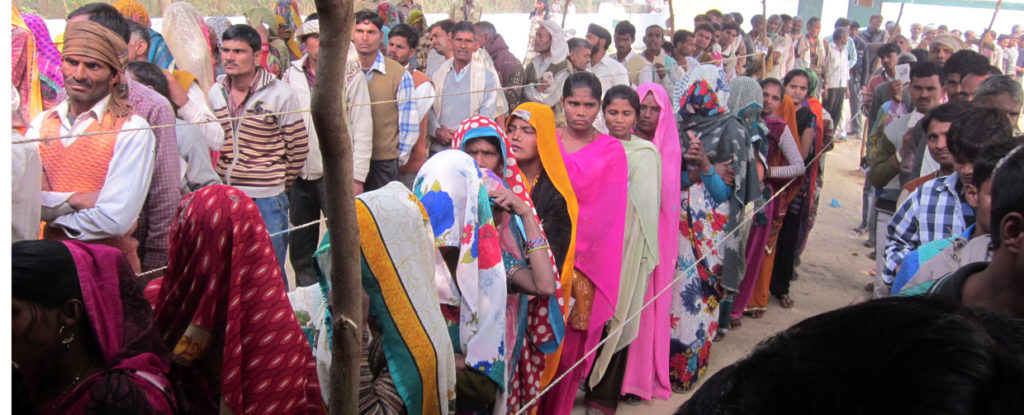 चौथे चरण में मतदान करते मतदाता।