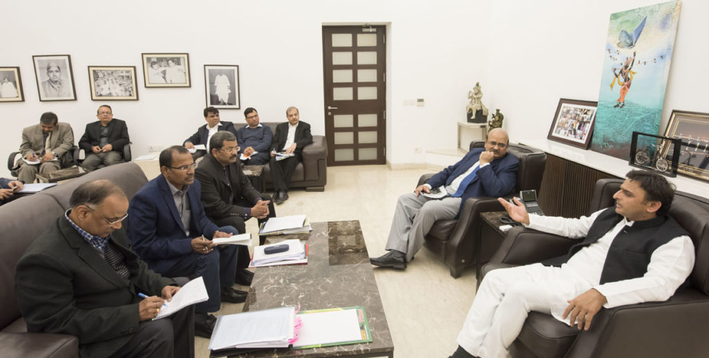 अफसरों को दिशा-निर्देश देते मुख्यमंत्री अखिलेश यादव।