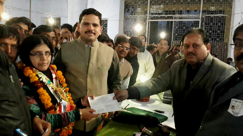 ग्राम पंचायत परौली से विजयी प्रत्याशी सुगरा बेगम प्रमाण पत्र लेते हुए।