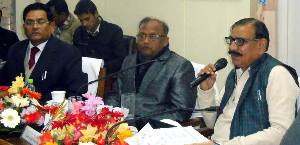 शुक्रवार को विकास भवन स्थित सभा कक्ष में जिलाधिकारी शम्भू नाथ तथा मुख्य विकास अधिकारी प्रताप सिंह भदौरिया के साथ विकास कार्यों की समीक्षा करते राज्यमंत्री ओमकार सिंह यादव।