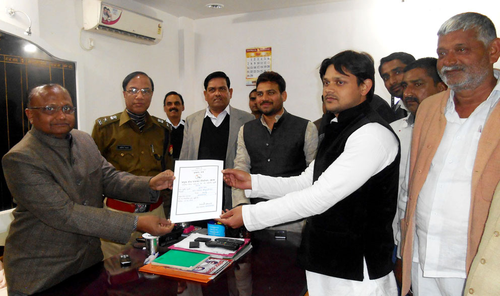 लोकप्रिय युवा नेता ब्रजेश यादव की मौजूदगी में विजयी प्रत्याशी दिनेश यादव को प्रमाण पत्र देते जिला निर्वाचन अधिकारी (पंचायत) शंभूनाथ, साथ में खड़े हैं एसएसपी सौमित्र यादव और सीडीओ प्रताप सिंह भदौरियाे।