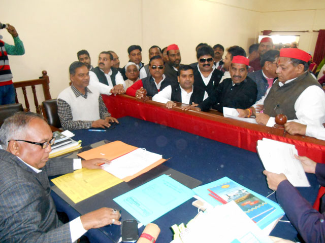 सांसद धर्मेन्द्र यादव के साथ नामांकन पत्र दाखिल करते बनवारी सिंह यादव।