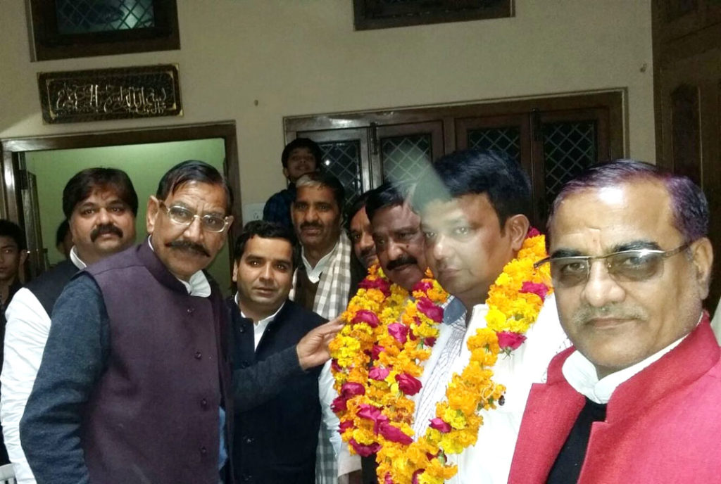 सांसद धर्मेन्द्र यादव की मौजूदगी में गयासुद्दीन उर्फ गुड्डू एवं चेयरमैन नुरुद्दीन का गले में माला डाल कर स्वागत करते राज्यमंत्री ओमकार सिंह यादव, साथ में खड़े हैं दर्जा राज्यमंत्री व सपा जिलाध्यक्ष बनवारी सिंह यादव, दर्जा राज्यमंत्री व सदर विधायक आबिद रजा एवं विधायक रामखिलाड़ी सिंह यादव।