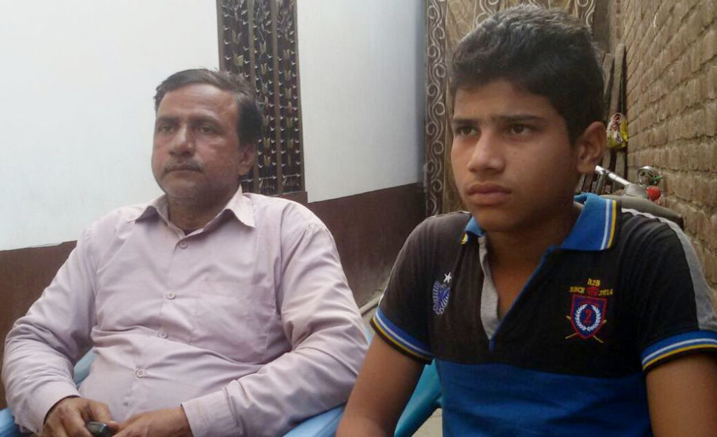 घटना के संबंध में जानकारी देते हुए किशोर और उसके पिता।