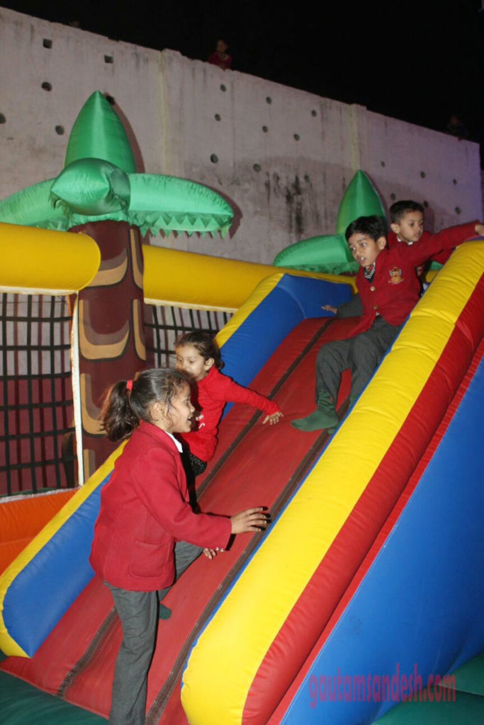 बच्चों को नहीं पता कि माफिया उनके भोलेपन का दुरुपयोग कर रहा है, वे लूट के समारोह में मस्ती करते रहे। 