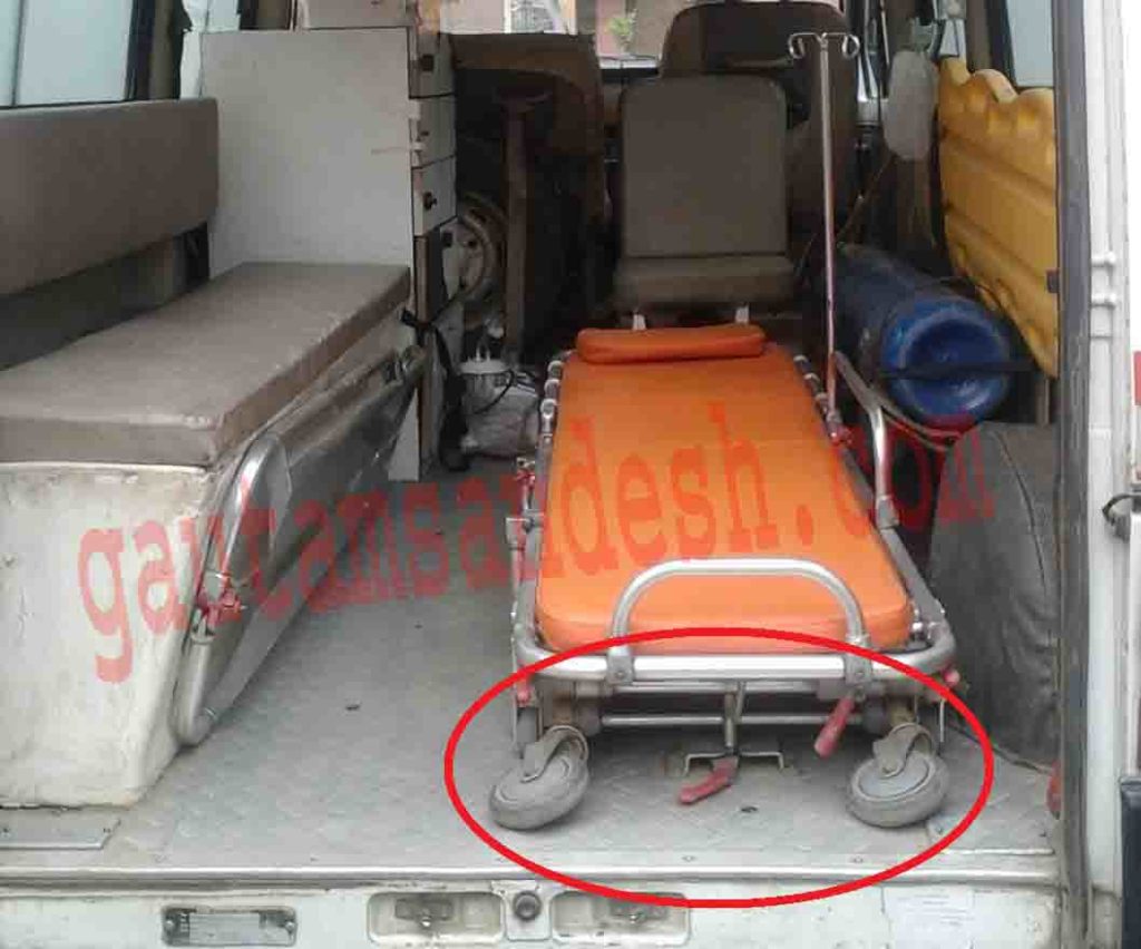एंबुलेंस के अंदर लाल घेरे में स्ट्रेचर के टूटे पहिये।
