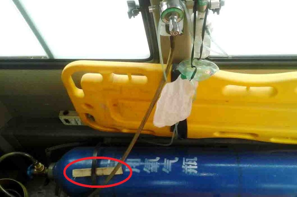 एंबुलेंस के अंदर लाल घेरे में लकड़ी की धांस लगा कर रोका गया ऑक्सीजन सिलेंडर।