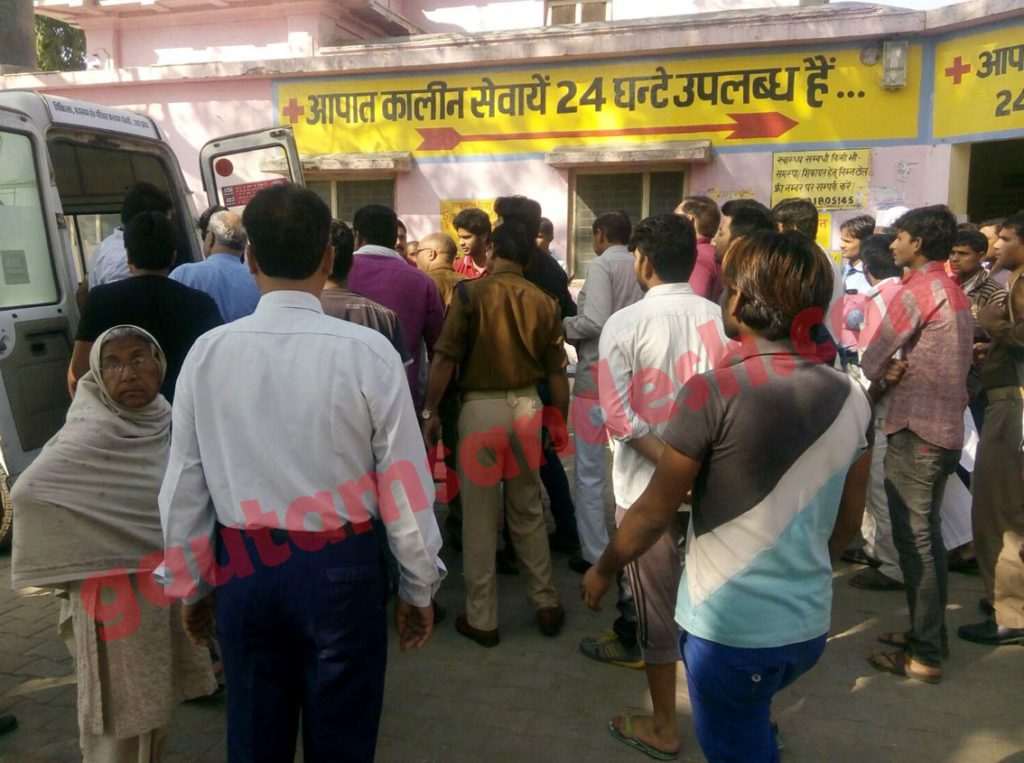 जिला अस्पताल में एंबुलेंस से घायलों को उतारते कर्मचारी।