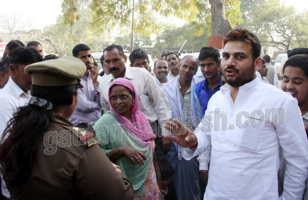 पीड़ित शहनवाज को सांत्वना देते डीसीबी के अध्यक्ष ब्रजेश यादव।