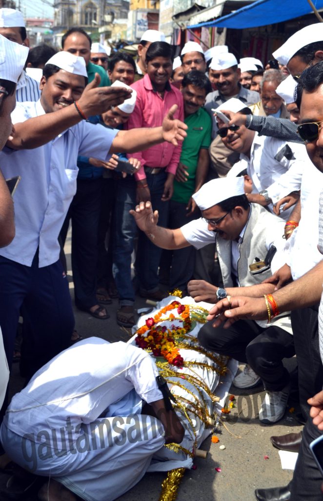 वित्त मंत्री अरुण जेटली की अर्थी बनाते सर्राफा व्यवसायी।