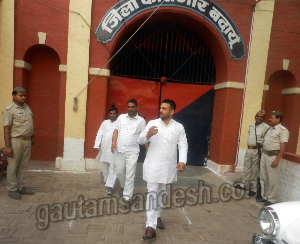 भूख हड़ताल समाप्त करा कर जेल से बाहर निकलते डीसीबी के चेयरमैन ब्रजेश यादव, विधायक आशीष यादव सांसद के प्रतिनिधि अवधेश यादव।