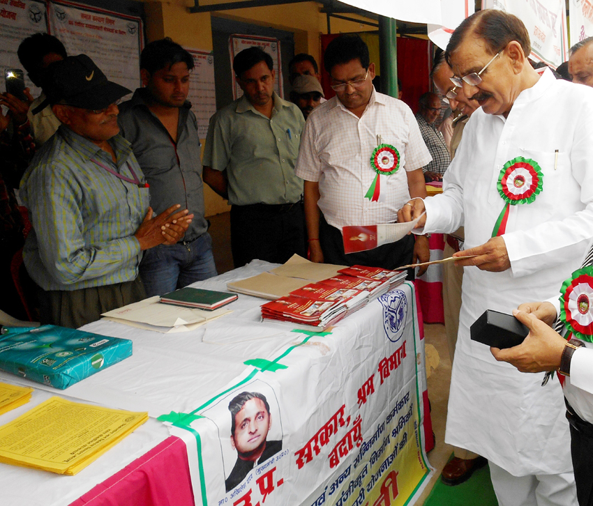 समारोह में लगी प्रदर्शनी का अवलोकन करते राज्यमंत्री ओमकार सिंह यादव, साथ में खड़े हैं सीडीओ प्रताप सिंह भदौरिया।