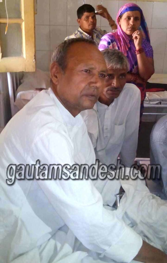 जिला अस्पताल में भर्ती मृतक के ताऊ चन्द्रकेश यादव।