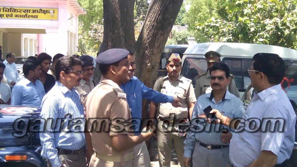 पुलिस और प्रशासन के अफसरों से मंत्रणा करते प्रभारी जिलाधिकारी प्रताप सिंह भदौरिया।