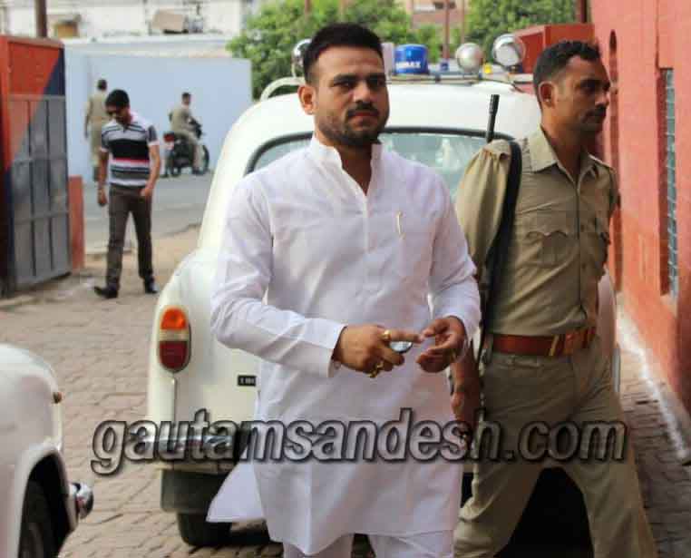 हालात बिगड़ने पर देर शाम पांच बजे जेल के अंदर जाते ब्रजेश यादव।