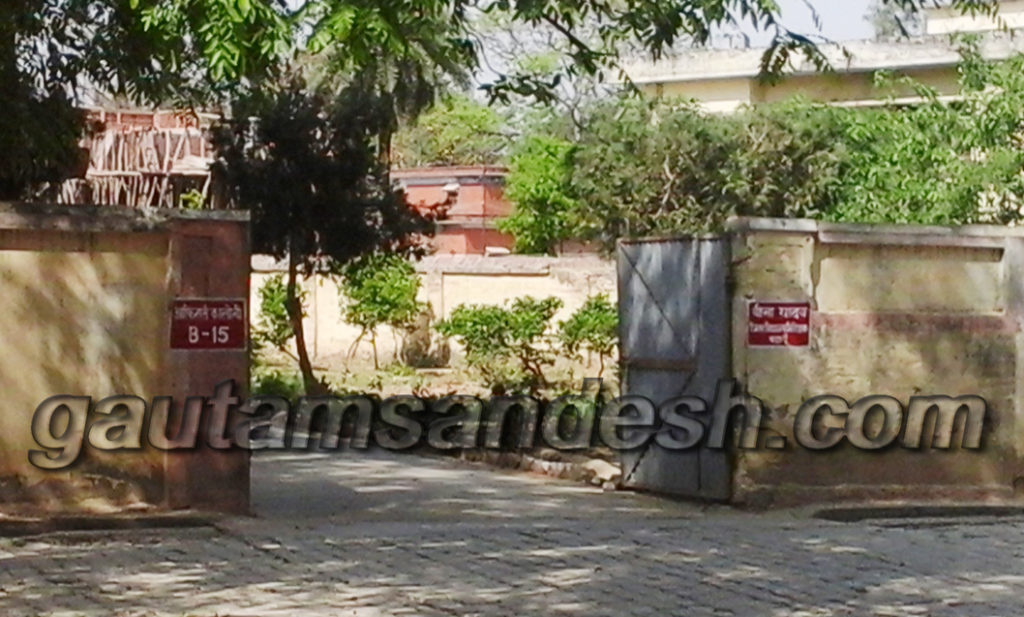 पीडी के सरकारी आवास पर लगी जिला विद्यालय निरीक्षक बीना यादव की नेम प्लेट। 