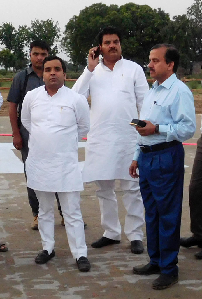 रैली स्थल पर तैयारियों का जायजा लेते सांसद धर्मेन्द्र यादव।