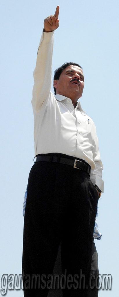 जिलाधिकारी चन्द्र प्रकाश त्रिपाठी।