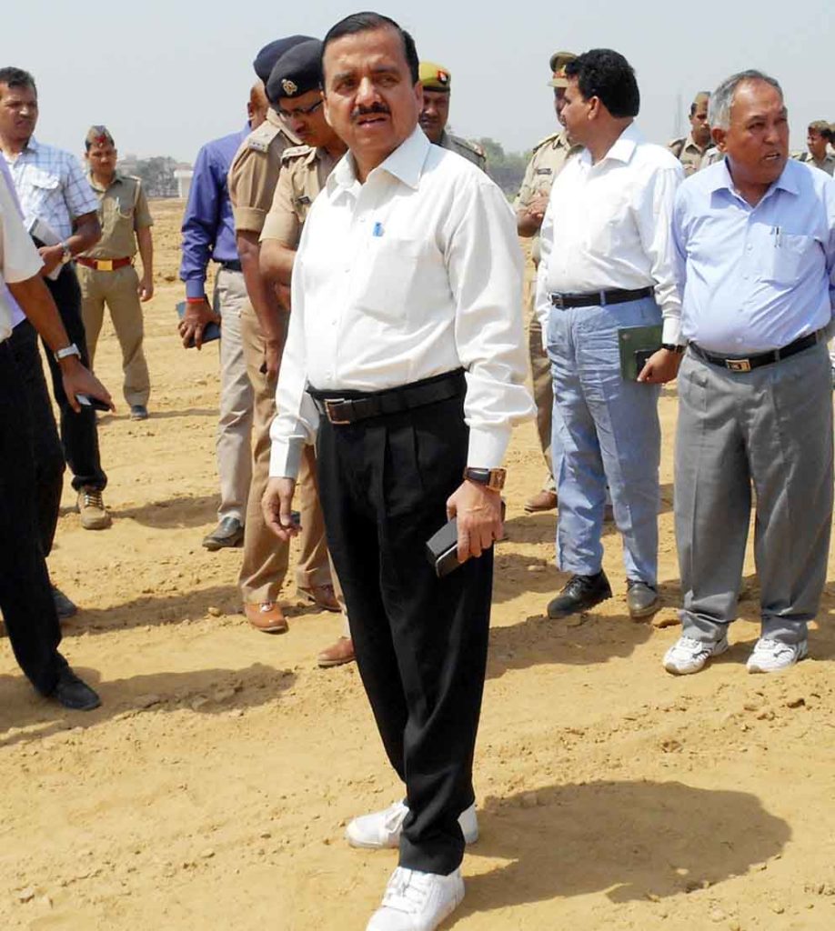 मुख्यमंत्री की जनसभा के लिए नया स्थान चयनित करते जिलाधिकारी चन्द्र प्रकाश त्रिपाठी और पैरों के नीचे नजर आता ताजा पड़ा रेत, इसी स्थान पर बीस दिन पहले प्राचीन तालाब था।
